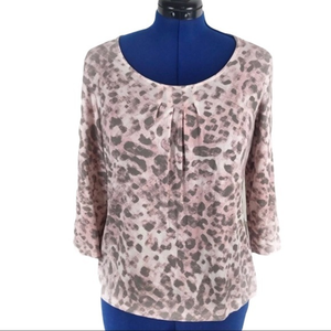 Chicos 1 (M/8) pink/grey animal print‎ scoop neck pintuck 3/4 length sleeve top
